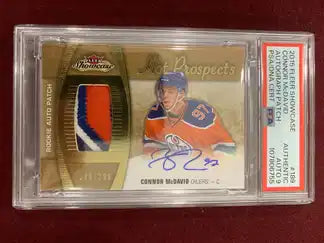 Carte de hockey Connor McDavid #189 2015 Fleer Showcase Patch Autographe, carte collectible avec patch et signature.